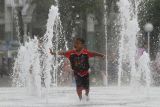 Seorang anak bermain di air mancur saat diajak orang tuanya ngabuburit atau menunggu berbuka puasa di Alun-Alun Merdeka Kota Malang, Jawa Timur, Kamis (19/2/2026). Ruang terbuka hijau bersejarah di jantung Kota Malang yang rampung direvitalisasi pada akhir Januari 2026 tersebut kini menjadi salah satu tujuan masyarakat untuk mengisi waktu menjelang berbuka dengan suasana semarak dan ramah anak setelah dilengkapi air mancur interaktif maupun area bermain anak. Antara Jatim/Ari Bowo Sucipto