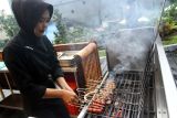 Pramusaji menyiapkan sate sebagai salah satu hidangan dalam program Iftar Ramadhan bertema Nusantara di Hotel Grand Mercure Malang, Kota Malang, Jawa Timur, Jumat (20/2/2026). Sajian berbuka puasa tersebut menghadirkan beragam kuliner khas Indonesia, seperti martabak dan Bakso Malang, yang dipadukan dengan hidangan dari sejumlah negara beriklim tropis sebagai upaya memperkenalkan kekayaan cita rasa Nusantara sekaligus memberikan pengalaman berbuka puasa dengan sajian yang beragam dan lintas budaya. Antara Jatim/Ari Bowo Sucipto