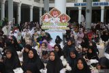 Warga menghadiri acara bertajuk Buka Puasa dan Hadiah Kurma Raja Salman di Masjid Nasional Al-Akbar, Surabaya, Jawa Timur, Sabtu (21/2/2026).  Kegiatan yang diselenggarakan Pemprov Jatim tersebut mendaoatkan dua rekor MURI yaitu sajian buka puasa bersama berbasis jus kurma dan nasi kebuli terbanyak sebanyak 20.741 porsi serta pembacaan Asmaul Husna secara serentak dengan peserta 18.000 jamaah. ANTARA Jatim/Moch Asim.