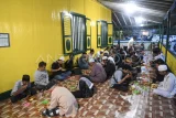 Umat Islam menyantap Bubur Peca saat berbuka puasa di Masjid Shiratal Mustaqiem di Samarinda Seberang, Samarinda, Kalimantan Timur, Sabtu (21/2/2026). Pengurus masjid membagikan sedikitnya 300 porsi Bubur Peca setiap harinya selama bulan Ramadhan kepada warga sebagai upaya melestarikan tradisi makanan khas Kampung Masjid Samarinda Seberang yang ditetapkan sebagai Warisan Budaya Tak Benda tingkat nasional, dan diwariskan turun-temurun sekitar 100 tahun lalu. Antara Kaltim/M Risyal Hidayat