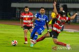 Pesepak bola Persib Bandung Saddil Ramdani (tengah) berebut bola dengan pesepak bola Madura United Ferian Rizki (kanan) pada pertandingan lanjutan BRI Super League 2025-2026 di Stadion Gelora Bandung Lautan Api (GBLA), Bandung, Jawa Barat, Kamis (26/2/2026). Persib Bandung mengalahkan tamunya Madura United dengan skor 5-0. ANTARA FOTO/Novrian Arbi/agr