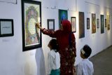 Pengunjung melihat lukisan kaligrafi yang dipamerkan dalam pameran kaligrafi bertajuk Ziarah Jiwa di Blitar Art Center, Kota Blitar, Jum'at (27/2/2026). Pameran tersebut memamerkan 32 lukisan kaligrafi karya 13 seniman asal Blitar, Kediri dan beberapa kota disekitarnya sebagai upaya memberikan ruang untuk ekspresi melalui seni rupa, sekaligus ajang silaturahmi para seniman di bulan Ramadhan. Antara Jatim/Irfan Anshori/abs