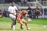 Pesepak bola Borneo FC Samarinda Kei Hirose (kanan) melindungi bola dari pesepak bola Arema FC Matheus Da Conceicao Nascimento (kiri) dalam lanjutan BRI Super League 2025/2026 di Stadion Segiri Samarinda, Kalimantan Timur, Kamis (26/2/2026). Borneo FC Samarinda mengalahkan Arema FC dengan skor akhir 3-1. Antara Kaltim/M Risyal Hidayat 