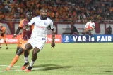Pesepak bola Borneo FC Samarinda Christophe Nduwarugira (kiri) mengadang pergerakan dari pesepak bola Arema FC Joel Vinicius (kanan) dalam lanjutan BRI Super League 2025/2026 di Stadion Segiri Samarinda, Kalimantan Timur, Kamis (26/2/2026). Borneo FC Samarinda mengalahkan Arema FC dengan skor akhir 3-1. Antara Kaltim/M Risyal Hidayat 