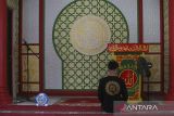 Umat Islam beribadah di Masjid Nanik Musini, Walantaka, Kota Serang, Banten, Sabtu (28/2/2026). Masjid yang diresmikan pada 17 Mei 2023 serta mampu menampung sekitar 250 orang tersebut dibangun dengan memadukan unsur arsitektur Islam dan Tionghoa yang diharapkan dapat memperkaya wawasan masyarakat tentang keberagaman budaya di Indonesia. ANTARA FOTO/Angga Budhiyanto/gp