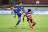 Pesepak bola Arema FC Hansamu Yama (kiri) menendang bola dengan dibayangi pesepak bola Madura United JAji Kusuma (kanan) pada pertandingan BRI Super League di Stadion Gelora Madura Ratu Pamelingan, Pamekasan, Jawa Timur, Sabtu (21/2/2025). Madura Unied bermain imbang melawan Arema FC dengan skor 2-2. Antara Jatim/Rizal Hanafi/abs