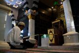  Umat muslim beribadah di dalam Masjid Arrahman di Kota Blitar, Jawa Timur, Sabtu (28/2/2026). Masjid dengan arsitektur mirip Masjid Nabawi di madinah, dan sering menjadi tujuan wisata religi sejumlah umat muslim baik dari pulau jawa maupun luar jawa tersebut dibangun diatas lahan seluas 5ribu meter persegi serta diperkirakan mampu menampung sekitar 3000 an jamaah. Antara Jatim/Irfan Anshori/abs