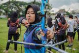 Atlet berlatih memanah bersama klub Fast Satria Pandhita Archery saat ngabuburit di Lumajang, Jawa Timur, Senin (23/2/2026). Klub tersebut menggelar latihan setiap tiga kali dalam sepekan selama Ramadhan sembari menunggu waktu berbuka, sekaligus menjaring bibit atlet panahan di wilayah itu. Antara Jatim/Irfan Sumanjaya/abs
