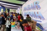 Warga antre membeli sembako pada Pasar Murah Ramadhan di Kalibaru, Banyuwangi, Jawa Timur, Sabtu (28/2/2026). Pemerintah Provinsi Jawa Timur menggelar 110 titik pasar murah di berbagai kota/Kabupaten di Jawa Timur untuk menjaga daya beli masyarakat selama Bulan Ramadhan. ANTARA Jatim/Budi Candra Setya/mas.