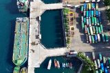Foto udara sejumlah truk angkutan barang antre di Pelabuhan Tanjungwangi, Banyuwangi, Jawa Timur, Selasa (3/2/2026). Badan Pusat Statistik (BPS) mencatat jumlah penumpang angkutan laut pada Desember 2025 mencapai 2,6 juta orang atau meningkat 21,69 persen dibandingkan bulan sebelumnya (m-to-m), sementara volume barang angkutan laut tercatat 46,4 juta ton atau turun 1,88 persen. Antara Jatim/Budi Candra Setya/abs
