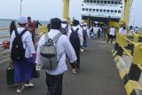 Sejumlah santri antre memasuki KMP Munggiyango Hulalo di Pelabuhan Jangkar, Situbondo, Jawa Timur, Senin (9/2/2026). Sebanyak 364 santri yang belajar di sejumlah pondok pesantren di Situbondo mulai pulang kampung ke Pulau Kangean, Sumenep, Madura menjelang bulan suci Ramadhan 1447 Hijriah. Antara Jatim/Seno