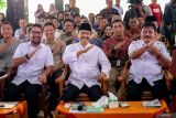 Menteri Sosial Saifullah Yusuf (tengah), Bupati Nganjuk Marhaen Djumadi (kanan), dan Wakil Bupati Nganjuk Trihandy Cahyo Saputro (kiri) berfoto bersama usai sosialisasi Data Tunggal Sosial Ekonomi Nasional (DTSEN) di Pendopo KRT. Sosro Koesoemo, Nganjuk, Jawa Timur, Sabtu (28/2/2026). Pada kunjungan tersebut, Menteri Sosial Saifullah Yusuf menyosialisasikan DTSEN atau data tunggal yang memuat informasi sosial dan ekonomi individu dan keluarga untuk menjadi rujukan bersama lintas instansi pemerintah guna memastikan bantuan sosial tepat sasaran. ANTARA Jatim/Muhammad Mada/mas.