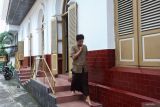 Umat Islam berjalan keluar dari Masjid Jami' Peneleh, Surabaya, Jawa Timur, Sabtu (28/2/2026). Masjid yang memiliki arsitektur unik itu merupakan salah satu masjid tua yang berdiri di Surabaya selain Masjid Sunan Ampel dan Masjid Rahmat. ANTARA Jatim/Didik Suhartono/mas.