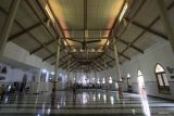 Warga melaksanakan shalat ashar di Masjid Jami' Peneleh, Surabaya, Jawa Timur, Sabtu (28/2/2026). Masjid yang memiliki arsitektur unik itu merupakan salah satu masjid tua yang berdiri di Surabaya selain Masjid Sunan Ampel dan Masjid Rahmat. ANTARA Jatim/Didik Suhartono/mas.