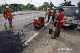 Pekerja melakukan penambalan jalan di jalur Pantura Widasari, Indramayu, Jawa Barat, Senin (2/3/2026). Menteri Pekerjaan Umum (PU) Dody Hanggodo memastikan perbaikan jalan di jalur Pantura selesai pada pada H-10 Lebaran guna memberikan kenyamanan pengendara dan mencegah kecelakaan saat arus mudik. ANTARA FOTO/Dedi Suwidiantoro/agr