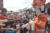 Kostum maskot dewa merah menyapa warga saat perayaan Cap Go Meh di Kampung Kerukunan, Kabupaten Ciamis, Jawa Barat, Selasa (3/3/2026). Warga keturunan Tionghoa menggelar atraksi Barongsai dan Liong Koi Suci dalam rangkaian perayaan Tahun Baru Imlek 2577 sekaligus menjadi kegiatan ngabuburit bersama umat muslim sebagai wujud toleransi antarumat beragama. ANTARA FOTO/Adeng Bustomi/agr