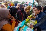 Warga antre membeli kebutuhan pokok saat Pasar Murah Ramadhan di depan Masjid Samin Baitul Muttaqin, Bojonegoro, Jawa Timur, Selasa (3/3/2026). Pemerintah setempat menyelenggarakan pasar murah di Kabupaten Bojonegoro sebagai upaya stabilisasi harga kebutuhan pokok sekaligus pengendalian inflasi pada bulan suci Ramadhan. ANTARA Jatim/Muhammad Mada/mas.