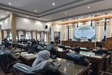 Suasana rapat paripurna DPRD Kota Banjarbaru dengan agenda pandangan umum fraksi-fraksi berlangsung dengan tertib dan lancar dipimpin Ketua DPRD Gusti Rizky Sukma Iskandar Putera dihadiri Wakil Wali Kota Wartono bersama Sekda Sirajoni dan pimpinan SKPD termasuk camat dan lurah se-Kota Banjarbaru yang digelar gedung DPRD Banjarbaru, Kamis (5/3/2026).

