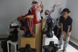 Pengunjung melihat karya desain aksesori hiasan kepala yang dipamerkan dalam Desmod Vaganza 2026 di Wisma Tumapel, Kota Malang, Jawa Timur, Kamis (5/3/2026). Pameran yang berlangsung hingga Rabu (11/3) tersebut menampilkan puluhan karya mahasiswa Program Studi Sarjana Terapan Desain Mode Fakultas Vokasi Universitas Negeri Malang bertema fesyen berkelanjutan atau sustainable sebagai upaya mengampanyekan praktik fesyen ramah lingkungan melalui pemanfaatan kembali berbagai benda tak terpakai menjadi produk bernilai guna. Antara Jatim/Ari Bowo Sucipto