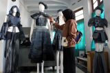 Pengunjung melihat karya desain busana berbahan denim atau jeans yang dipamerkan dalam Desmod Vaganza 2026 di Wisma Tumapel, Kota Malang, Jawa Timur, Kamis (5/3/2026). Pameran yang berlangsung hingga Rabu (11/3) tersebut menampilkan puluhan karya mahasiswa Program Studi Sarjana Terapan Desain Mode Fakultas Vokasi Universitas Negeri Malang bertema fesyen berkelanjutan atau sustainable sebagai upaya mengampanyekan praktik fesyen ramah lingkungan melalui pemanfaatan kembali berbagai benda tak terpakai menjadi produk bernilai guna. Antara Jatim/Ari Bowo Sucipto