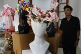 Pengunjung melihat karya desain aksesori hiasan kepala yang dipamerkan dalam Desmod Vaganza 2026 di Wisma Tumapel, Kota Malang, Jawa Timur, Kamis (5/3/2026). Pameran yang berlangsung hingga Rabu (11/3) tersebut menampilkan puluhan karya mahasiswa Program Studi Sarjana Terapan Desain Mode Fakultas Vokasi Universitas Negeri Malang bertema fesyen berkelanjutan atau sustainable sebagai upaya mengampanyekan praktik fesyen ramah lingkungan melalui pemanfaatan kembali berbagai benda tak terpakai menjadi produk bernilai guna. Antara Jatim/Ari Bowo Sucipto