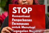 Massa aksi yang tergabung dalam Aliansi Simpul Puan menunjukan poster saat melakukan aksi dalam rangka Hari Perempuan Internasional di Jalan Asia Afrika, Bandung, Jawa Barat, Minggu (8/3/2026). Dalam aksinya mereka menuntut pemerintah agar hentikan militerisasi di ranah publik dan campur tangan militer dalam kebijakan sipil, termasuk program pangan dan sosial serta cabut kebijakan dan praktik kriminalisasi rakyat, aktivis, buruh, perempuan melalui KUHP dan KUHAP. ANTARA FOTO/Raisan Al Farisi/agr