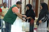 General Manager PT PLN (Persero) Unit Induk Distribusi Kalimantan Selatan dan Kalimantan Tengah Iwan Soelistijono menyerahkan paket sembako murah kepada salah satu masyarakat yang membelinya pada program Terang Berkah Ramadan PLN UID Kalselteng yang diselenggarakan di kantor PLN Banjarbaru beberapa waktu lalu. Manajemen PLN UID Kalselteng menyediakan 1.200 paket sembako murah bagi masyarakat melalui program yang menjadi bagian dari upaya PLN berbagi kebahagiaan di bulan suci Ramadan sekaligus memberikan dukungan nyata bagi masyarakat prasejahtera.

