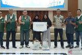 General Manager PT PLN (Persero) Unit Induk Distribusi Kalimantan Selatan dan Kalimantan Tengah Iwan Soelistijono bersama jajaran disisi kanan, foto bersama dengan pembeli paket sembako murah pada program Terang Berkah Ramadan yang menjadi bagian dari komitmen PLN terus hadir memberikan manfaat bagi masyarakat tidak hanya melalui layanan listrik andal, tetapi juga melalui berbagai kegiatan sosial.
