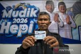 Warga menunjukkan tiket mudik gratis Lebaran 2026 di kantor Dishub Kota Cimahi, Jawa Barat, Senin (9/3/2026). Pemkot Cimahi menyediakan kuota mudik gratis untuk 720 pemudik dengan tujuan Cirebon, Semarang, Solo, dan Yogyakarta yang dijadwalkan berangkat pada 18 Maret 2026. ANTARA FOTO/Abdan Syakura/agr