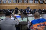 Warga melakukan daftar ulang mudik gratis Lebaran 2026 di kantor Dishub Kota Cimahi, Jawa Barat, Senin (9/3/2026). Pemkot Cimahi menyediakan kuota mudik gratis untuk 720 pemudik dengan tujuan Cirebon, Semarang, Solo, dan Yogyakarta yang dijadwalkan berangkat pada 18 Maret 2026. ANTARA FOTO/Abdan Syakura/agr