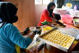 Pekerja membuat kue kering di salah satu ruah produksi kue di Blitar, Jawa Timur, Senin (9/3/2026). Produsen menyatakan jika permintaan kue kering hasil produksinya yang dijual mulai harga Rp.35ribu hingga Rp.200ribu tergantung jenis dan ukurannya tersebut mulai meningkat menjadi 500 toples, atau naik hingga 50 persen, dibandingkan dengan tahun sebelumya yang hanya sekitar 250 toples. ANTARA Jatim/Irfan Anshori/mas.