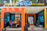 Penyiar radio melakukan siaran bersama di Cihampelas Walk, Bandung, Jawa Barat, Senin (9/3/2026). Kementerian Ekonomi Kreatif/Badan Ekonomi Kreatif meluncurkan Radio Ekraf 2026 di Kota Bandung berkonsep studio terbuka yang diikuti 20 radio se-Kota Bandung dengan siaran secara bergantian dan ditujukan untuk memperkuat peran radio sebagai ruang kolaborasi, ekspresi, sekaligus pengembangan talenta di ekosistem ekonomi kreatif. ANTARA FOTO/Raisan Al Farisi/agr