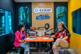 Penyiar radio melakukan siaran bersama di Cihampelas Walk, Bandung, Jawa Barat, Senin (9/3/2026). Kementerian Ekonomi Kreatif/Badan Ekonomi Kreatif meluncurkan Radio Ekraf 2026 di Kota Bandung berkonsep studio terbuka yang diikuti 20 radio se-Kota Bandung dengan siaran secara bergantian dan ditujukan untuk memperkuat peran radio sebagai ruang kolaborasi, ekspresi, sekaligus pengembangan talenta di ekosistem ekonomi kreatif. ANTARA FOTO/Raisan Al Farisi/agr