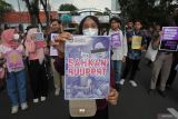 Sejumlah aktivis membentangkan poster saat aksi di Surabaya, Jawa Timur, Senin (9/3/2026). Aksi damai untuk memperingati Hari Perempuan Internasional (International Women's Day) itu menyerukan sejumlah aspirasi salah satunya menuntut pengesahan Undang-Undang Perlindungan Pekerja Rumah Tangga (UU PPRT). ANTARA Jatim/Didik Suhartono/mas.