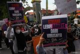 Sejumlah aktivis membentangkan poster saat aksi di Surabaya, Jawa Timur, Senin (9/3/2026). Aksi damai untuk memperingati Hari Perempuan Internasional (International Women's Day) itu menyerukan sejumlah aspirasi salah satunya menuntut pengesahan Undang-Undang Perlindungan Pekerja Rumah Tangga (UU PPRT). ANTARA Jatim/Didik Suhartono/mas.