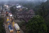 Foto udara sejumlah kendaraan melintas di Jalan Jambi-Tembesi, Batang Hari, Jambi, Senin (9/3/2026). Jalan nasional yang menjadi jalur utama pemudik dari Jambi menuju Sumatera Barat itu rusak dan berlubang di sejumlah titik sehingga mengakibatkan kemacetan karena pengemudi harus memperlambat laju kendaraannya. ANTARA FOTO/Wahdi Septiawan/tom.