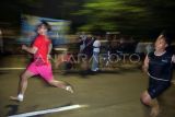 Peserta memacu kecepatan saat Ramadhan Night Run di Jatijajar, Kota Depok, Jawa Barat, Sabtu (7/3/2026). Polres Depok menggelar lomba lari 100 meter yang diikuti puluhan peserta sebagai upaya mengurangi maraknya balap motor liar, tawuran antarremaja pada bulan Ramadhan serta menyalurkan minat dan bakat untuk kegiatan positif. ANTARA FOTO/Yulius Satria Wijaya/nym. 