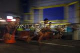 Peserta memacu kecepatan saat Ramadhan Night Run di Jatijajar, Kota Depok, Jawa Barat, Sabtu (7/3/2026). Polres Depok menggelar lomba lari 100 meter yang diikuti puluhan peserta sebagai upaya mengurangi maraknya balap motor liar, tawuran antarremaja pada bulan Ramadhan serta menyalurkan minat dan bakat untuk kegiatan positif. ANTARA FOTO/Yulius Satria Wijaya/nym. 