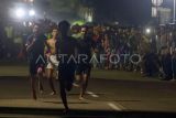 Peserta memacu kecepatan saat Ramadhan Night Run di Jatijajar, Kota Depok, Jawa Barat, Sabtu (7/3/2026). Polres Depok menggelar lomba lari 100 meter yang diikuti puluhan peserta sebagai upaya mengurangi maraknya balap motor liar, tawuran antarremaja pada bulan Ramadhan serta menyalurkan minat dan bakat untuk kegiatan positif. ANTARA FOTO/Yulius Satria Wijaya/nym. 