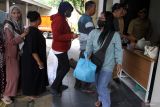 Warga mengantre untuk membeli sembako murah di Kantor Kecamatan Kedungkandang, Kota Malang, Jawa Timur, Selasa (10/3/2026).  Dinas Koperasi dan Perdagangan Pemerintah Kota Malang menggelar pasar murah menjelang Lebaran dengan menyediakan paket sembako seharga Rp50 ribu berisi beras 5 kilogram, minyak goreng 2 liter, dan gula pasir 1 kilogram yang diburu ribuan warga hingga memicu antrean panjang dan desak-desakan sehingga menyebabkan beberapa orang mengalami luka ringan. Antara Jatim/Ari Bowo Sucipto