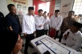 Menteri Koperasi Ferry Juliantono (ketiga kanan), Menteri Sosial Saifullah Yusuf (ketiga kiri), Wakil Menteri Koperasi Farida Farichah (keempat kanan), Wakil Gubernur Jawa Timur  Emil Elestianto Dardak (keempat kiri) meninjau proses pembelian di Koperasi Desa Merah Putih Gejugiati, Lekok, Pasuruan, Jawa Timur, Selasa (10/3/2026). Pemerintah melakukan Kolaborasi antara Koperasi Desa Merah Putih (KDMP) dengan Program Keluarga Harapan (PKH) untuk meningkatkan kemandirian ekonomi Keluarga Penerima Manfaat (KPM) bansos serta mendorong KPM PKH dan Bantuan Pangan Non-Tunai (BPNT) untuk bergabung menjadi anggota aktif koperasi desa, memotong rantai pasok panjang, dan mengurangi ketergantungan pada rentenir. ANTARA Jatim/Umarul Faruq/mas.