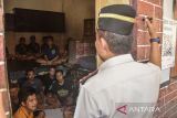 Kepala Kantor Wilayah Direktorat Jenderal Pemasyarakatan Jawa Barat Kusnali (kanan) berbincang dengan warga binaan saat safari Ramadhan di Lapas Kelas IIB Ciamis, Jawa Barat, Selasa (10/3/2026). Dalam kunjungannya Kanwil Ditjenpas Jabar meninjau fasilitas, pelayanan serta pembinaan warga binaan selama bulan suci Ramadhan. ANTARA FOTO/Adeng Bustomi/agr
