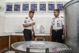 Kepala Kantor Wilayah Direktorat Jenderal Pemasyarakatan Jawa Barat Kusnali (kiri) didampingi Kepala Lapas Kelas IIB Ciamis Supriyanto (kanan) memeriksa kondisi dapur umum saat safari Ramadhan di Lapas Kelas IIB Ciamis, Jawa Barat, Selasa (10/3/2026). Dalam kunjungannya Kanwil Ditjenpas Jabar meninjau fasilitas, pelayanan serta pembinaan warga binaan selama bulan suci Ramadhan. ANTARA FOTO/Adeng Bustomi/agr