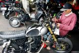 Montir menyervis sepeda motor pelangganya di salah satu bengkel di Blitar, Jawa Timur, Selasa (10/3/2026). Menurut pemilik bengkel jelang perayaan Hari Raya Idul Fitri, jumlah pelanggan jasa servis motor di bengkelnya mulai meningkat menjadi sekitar 20 unit motor per harinya, dibandingkan hari-hari biasa yang hanya sekitar 10 unit motor, dengan rata-rata permintaan hanya servis dan perbaikan ringan guna meningkatkan performa motor. ANTARA Jatim/Irfan Anshori/mas.