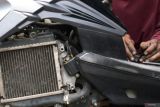 Montir menyervis sepeda motor pelangganya di salah satu bengkel di Blitar, Jawa Timur, Selasa (10/3/2026). Menurut pemilik bengkel jelang perayaan Hari Raya Idul Fitri, jumlah pelanggan jasa servis motor di bengkelnya mulai meningkat menjadi sekitar 20 unit motor per harinya, dibandingkan hari-hari biasa yang hanya sekitar 10 unit motor, dengan rata-rata permintaan hanya servis dan perbaikan ringan guna meningkatkan performa motor. ANTARA Jatim/Irfan Anshori/mas.