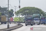 Truk melintas di jalur Pantura Lohbener, Indramayu, Jawa Barat, Rabu (11/3/2026). Korlantas Polri akan memberlakukan pembatasan operasional kendaraan angkutan barang sumbu tiga ke atas di jalur mudik baik di jalan tol maupun bukan tol mulai 13 - 29 Maret 2026 untuk mengantisipasi kepadatan arus mudik dan balik Lebaran dengan pengecualian bagi truk pengangkut BBM dan kebutuhan pokok atau sembako. ANTARA FOTO/Dedi Suwidiantoro/agr
