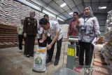 Petugas dari Satgas Pangan memeriksa kualitas beras bantuan pangan yang akan disalurkan di gudang Bulog Indramayu, Jawa Barat, Rabu (11/3/2026). Bulog cabang Indramayu memastikan kesiapannya dalam menyalurkan bantuan pangan beras kepada 314.129 penerima bantuan pangan (PBP) periode Februari - Maret untuk menjaga stabilitas ekonomi masyarakat berpenghasilan rendah dan menekan inflasi pangan. ANTARA FOTO/Dedi Suwidiantoro/agr