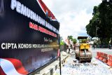 Petugas memusnahkan ribuan botol miras saat pemusnahan hasil operasi cipta kondisi selama bulan ramadhan di depan Pos Pantau Polres Blitar Kota, Jawa Timur, Kamis (12/3/2026). Sejak awal Ramadhan, Polres Blitar Kota menggelar operasi cipta kondisi dengan tujuan untuk memberikan kenyamanan dan keamanan saat bulan suci Ramadan hingga menjelang Lebaran, dan berhasil mengamankan dan memusnahkan ribuan botol miras dan ratusan knalpot tidak standar. Antara Jatim/Irfan Anshori/abs