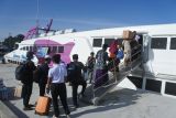 Calon penumpang memasuki kapal cepat Express Bahari di Pelabuhan Jangkar, Situbondo, Jawa Timur, Kamis (12/3/2026). Kementerian Perhubungan menyediakan kapal cepat dalam arus mudik dan balik gratis dengan rute Pelabuhan Jangkar, Situbondo menuju Pulau Raas dan Sapudi, Sumenep dengan kapasitas total 400 orang, dimana 250 orang mendapatkan tiket gratis dan 150 orang berbayar dengan harga tiket Rp230.000 per orang. Antara Jatim/Seno/abs