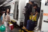 Calon penumpang menaiki gerbong kereta api di Stasiun Malang, Kota Malang, Jawa Timur, Jumat (13/3/2026). PT Kereta Api Indonesia (KAI) Daerah Operasi 8 Surabaya mencatat hingga hari kedua masa Angkutan Lebaran 2026 yakni pada Kamis (12/3), sedikitnya 5.310 penumpang menggunakan kereta api di wilayah Malang Raya yang terdiri atas 3.285 penumpang naik dan 2.025 penumpang turun di sejumlah stasiun dan akan terus bertambah hingga puncak arus mudik yang diperkirakan terjadi pada tanggal  17 hingga 19 Maret 2026. Antara Jatim/Ari Bowo Sucipto